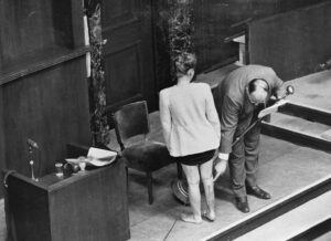 Демонстрация телесных повреждений бывшей узницы концлагеря Равенсбрюк на Нюрнбергском процессе. Польская женщина была подвергнута экспериментам по пересадке кости ноги.