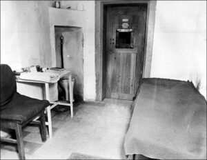 Внутренний вид одиночной камеры, где содержались главные немецкие военные преступники.