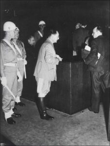 Геринг, похудевший во время процесса на 20 килограмм со своим защитником.