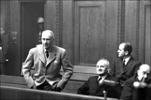 Подсудимый Фрик на скамье подсудимых во время Нюрнбергского процесса.